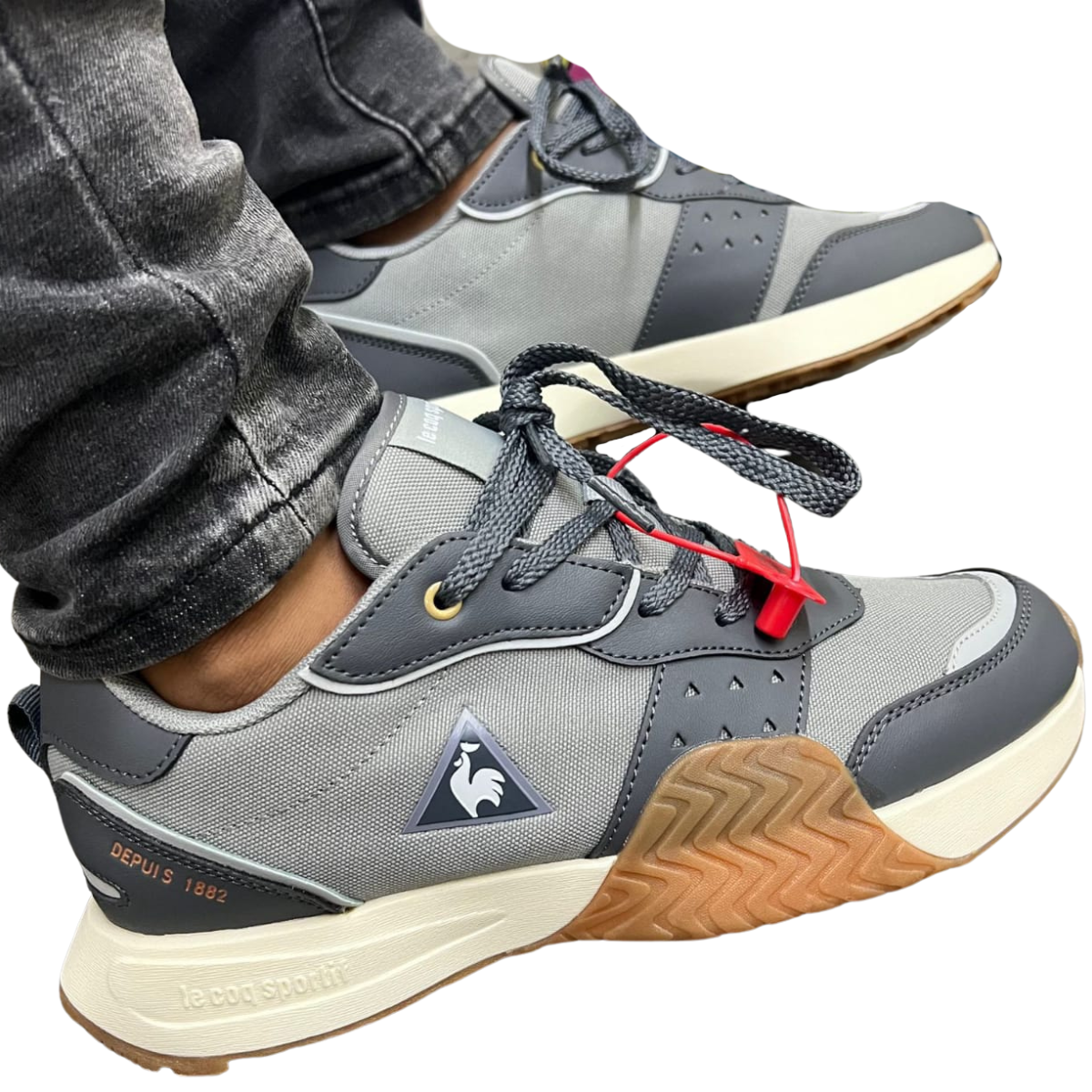 LE COQ SPORTIF ZAPATILLAS HOMBRE: Estilo y Comodidad en Onlineshoppingcenterg. ¿Por Qué Elegir LE COQ SPORTIF ZAPATILLAS HOMBRE? Las LE COQ SPORTIF ZAPATILLAS HOMBRE son sinónimo de estilo, calidad y confort. Esta marca francesa, con una larga trayectoria en el mundo del deporte, combina diseños modernos con la comodidad que necesitas para el día a día. En Onlineshoppingcenterg, ofrecemos una gran variedad de modelos para adaptarse a cualquier ocasión, ya sea para hacer deporte o para un look urbano casual.  Beneficios de las LE COQ SPORTIF ZAPATILLAS HOMBRE 1. Estilo Único con un Toque Deportivo Las zapatillas Le Coq Sportif se destacan por sus diseños modernos y deportivos. Modelos como las Le Coq Sportif Zapatillas Hombre Blancas son perfectas para quienes buscan un look fresco y limpio, ideal para combinar con cualquier atuendo.  2. Calidad y Durabilidad en Cada Paso Las LE COQ SPORTIF ZAPATILLAS HOMBRE están hechas con materiales de alta calidad que garantizan una larga durabilidad. Esto las convierte en una excelente inversión a largo plazo. Además, la marca es conocida por sus zapatillas robustas y cómodas, perfectas para un uso diario intenso o para actividades deportivas.  3. Comodidad Garantizada para Uso Diario Las LE COQ SPORTIF ZAPATILLAS HOMBRE ofrecen un soporte óptimo para los pies, brindando la comodidad necesaria para caminar o realizar cualquier tipo de actividad física. Modelos como las Zapatillas Le Coq Sportif Hombre Running están diseñadas específicamente para quienes buscan un calzado cómodo y ligero para sus actividades deportivas.